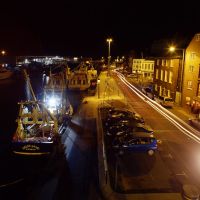 looking west along Poole Quay from Sea Music at night, Пул