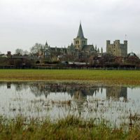 Rochester cathedral and castle with reflections in a puddle, Рочестер