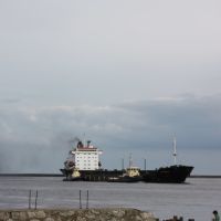 Geet big ship coming in with tugs attached, Саут-Шилдс