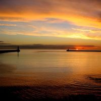 Golden Sunrise at the mouth of the Tyne, Tynemouth., Саут-Шилдс