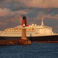 QE2 passing the North Pier, Tynemouth, Саут-Шилдс