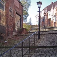 Gas lamps in a Stockport cobbled street, Стокпорт