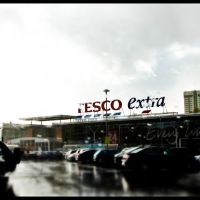 Tesco on a wet day, Стокпорт