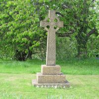 Loxley, Warwickshire, England. This Celtic style cross is the village war memorial for WWI and WWII.  27th May 2013., Стратфорд-он-Эйвон