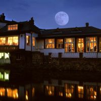 Fishery Inn with Full Moon, Хемел-Хемпстед