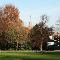 Looking from the cricket ground in Queens Park towards Chesterfield Parish Church, Честерфилд