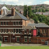 The Earl of Arundel and Surrey pub with Lowfield behind, Sheffield S2, Шеффилд