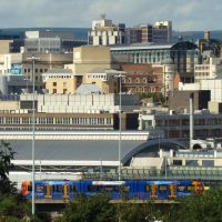 Supertram with the city centre behind, Sheffield S2/S1, Шеффилд
