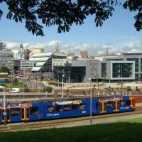 Supertram passing Sheffield railway station with the city centre behind, Sheffield S2/S1, Шеффилд