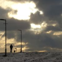 Taking the dog for a walk on a snowy Skye Edge, Sheffield S2, Шеффилд