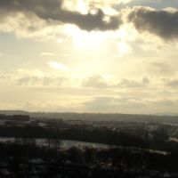 Low winter sun behind cloud over Norfolk Park (taken from Skye Edge), Sheffield S2, Шеффилд