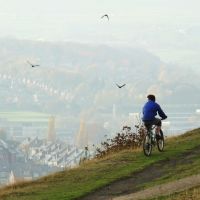 Cyclist admiring the view from Parkwood Springs, Sheffield S3, Шеффилд