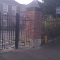 Rosebery School Side Gates, Эпсом