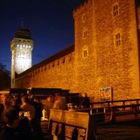 Cardiff Castle gates at night, (Caerdydd, Cymru), Кардифф
