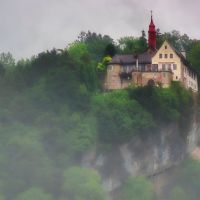 Der Gebhardsberg, ein märchenhafter Burghof im Nebel., Брегенц