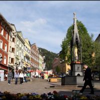 Der gußeisene Marienbrunnen aus dem Jahr 1863 steht am Unteren Stadtplatz in der Altstadt von Kufstein in Tirol, Куфштайн