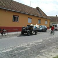 A kor járműve a vidéki Magyarországon., Байя