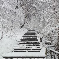 Avasi kilátóhoz vezető lépcső, egy havas vasárnap reggel, Мишкольц