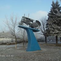 Monumental traktor in Komysh-Zoria (camera facing North from exact position), Куйбышевский