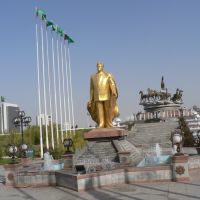Statute of Saparmurat Niyazov in 10 Yul parki, Ашхабад