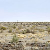 土库曼卡拉库姆沙漠，前景是固沙的草方格沙障，远景是沙漠铁路 Karakum Desert,Turkmenistan, Захмет
