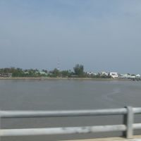 Thị trấn Duyên Hải nhìn từ Cầu Long Toàn, Пхан-Тхит