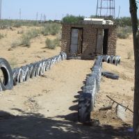 "Mythic Toilets" Toilettes mythiques dans le désert Kizyl Koum Uzbekistan, Газли