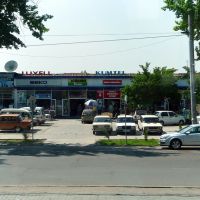 Tachkent : avenue Navoï, contre-allée et magasins délectroménager, Бука