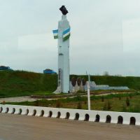 Noeud routier M 39 - M 34 près du pont sur le Syr Daria et de la frontière du Kazakhstan : monument commémoratif, Чиназ