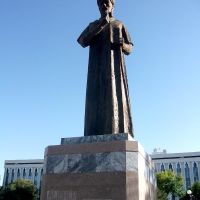 Памятник Алишеру Навои около бывшего городского хокмията, ныне МВД, Фергана