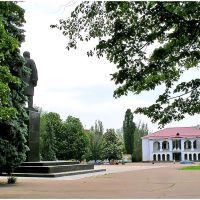 Ленин и бывший кинотеатр, Артемовск