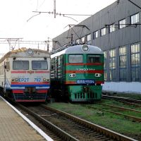 ЕР2Т-7112 и ВЛ8М-1594 возле депо., Дебальцево