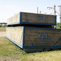 Балластные плиты весом 30 и 60 тонн,предназначенные для испытания кранов восстановительного поезда., Дебальцево