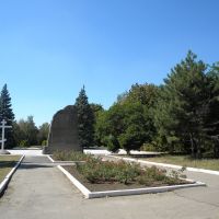 У памятника, Докучаевск