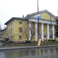 здание с колоннами, Снежное