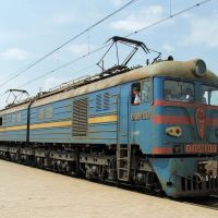 Electric locomotive VL8M-100 with train on the Yasinovataya train station, Ясиноватая
