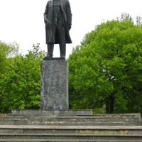 Памятник В.И.Ленину возле дома культуры, Токмак