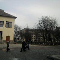 School ground, Бурштын