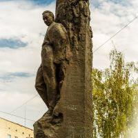 Пам’ятник Андрієві Малишку, скульптор М.Лисенко, архітектор А.Ігнащенко, 1994 р., Обухов