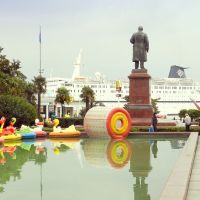 Ukraine,  jeux sur le plan deau avec la statue de Lénine vue de dos près au port de Yalta, Массандра
