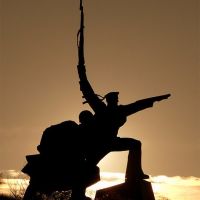 Памятник матросу и солдату на закате, Севастополь