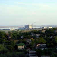 Вдали - развалины Крымской АЭС, Щёлкино