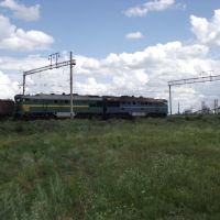 поезд с сырьем на комбинат в поле у шахтного поселка, Артемовск
