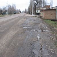Druzhby Narodov street. Ukraine is on the left and Russia is on the right side, Меловое