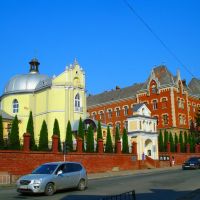 Біля церкви, Дрогобыч