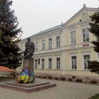 Степан Бандера біля своєї alma mater, Стрый