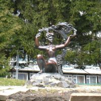 Скульптура перед санаторием "Алмаз". A sculpture infront of sanatorium "Almaz"., Трускавец