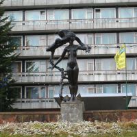 Скульптура перед санаторием "Кристал". A sculpture infront of sanatorium "Kristal"., Трускавец
