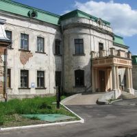 Палац Потоцьких розташований між школою та стадіоном, Червоноград