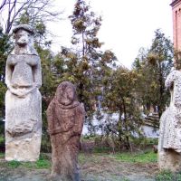 Скифские каменные бабы возле краеведческого музея, Николаев
